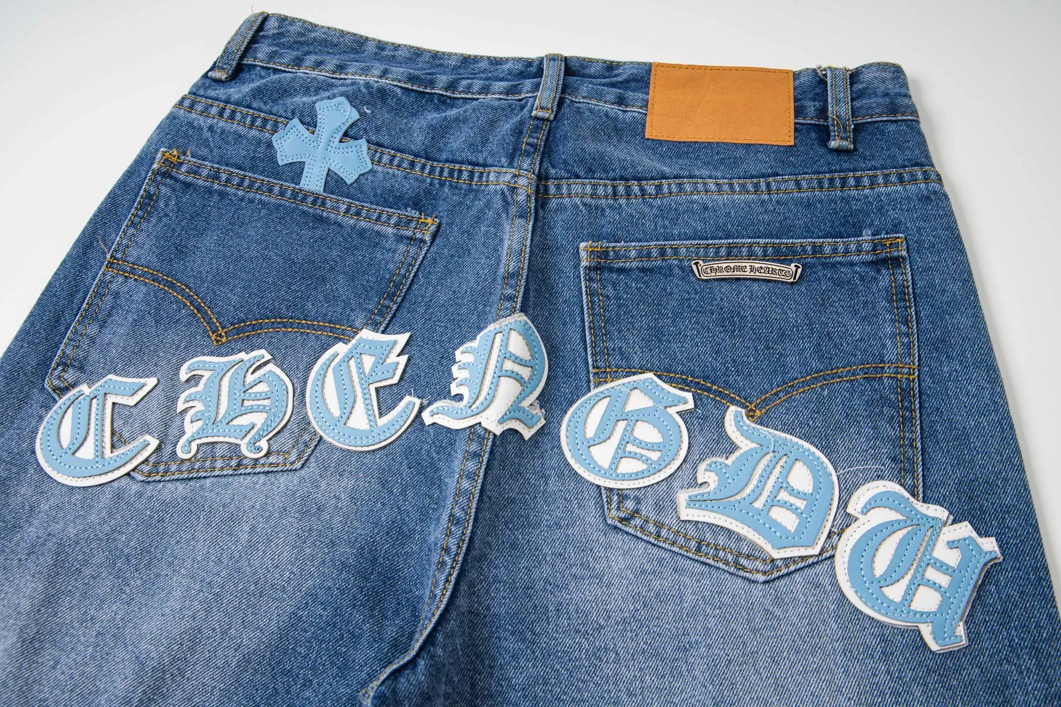 P260 Chrome Hearts light blue pants, Sanskrit blue and white patchwork leather jeans. CH jeans need to be washed and then disassembled and hand-stitched with sheepskin cross leather and then spliced ​​together. The whole piece has too many craftsmanship to explain. The patchwork cross pattern is embellished, and the high-waisted washed jeans! ! Absolutely high-end luxury products, god-level single products and super popular products, made with top heavy industry, a must-see magic weapon. Customized hardware. The fabric is thick and soft after washing. It has good breathability. Customized small leather label. Unique design. The details are simple and elegant, and the workmanship is exquisite. The entire trousers are neatly routed and the details are in place! It’s so cool that both men and women can easily control the genderless trend! Style number: 1805# Color: blue Size: 28 30 32 34